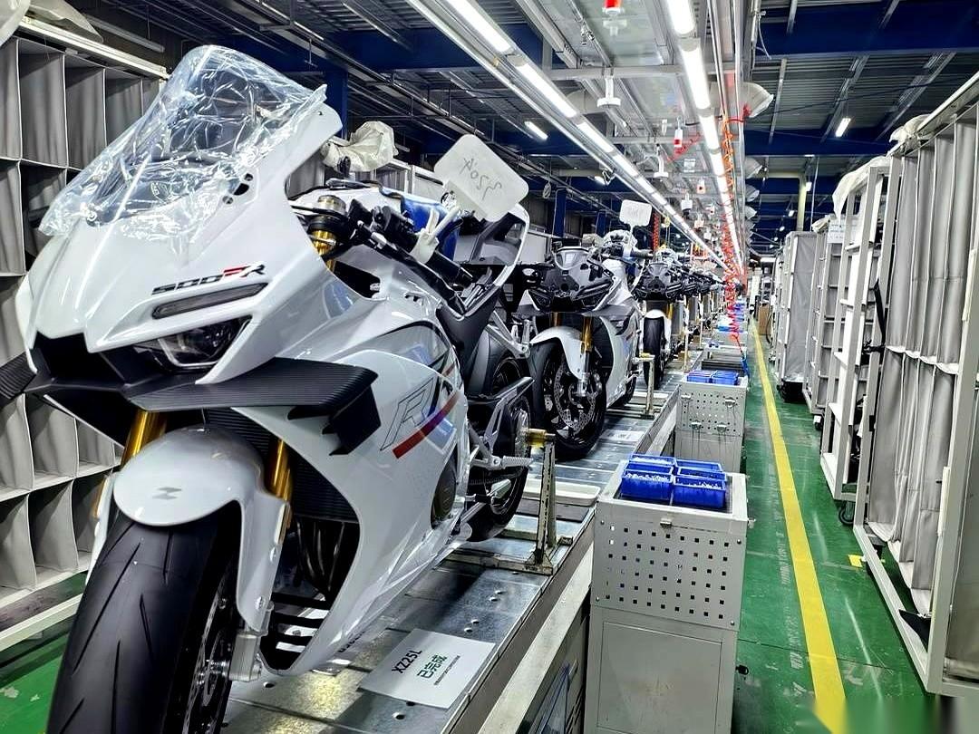 都说张雪这人，土，不像个干大事的。
一个农村小伙，个子不高，扔人堆里都找不着。他