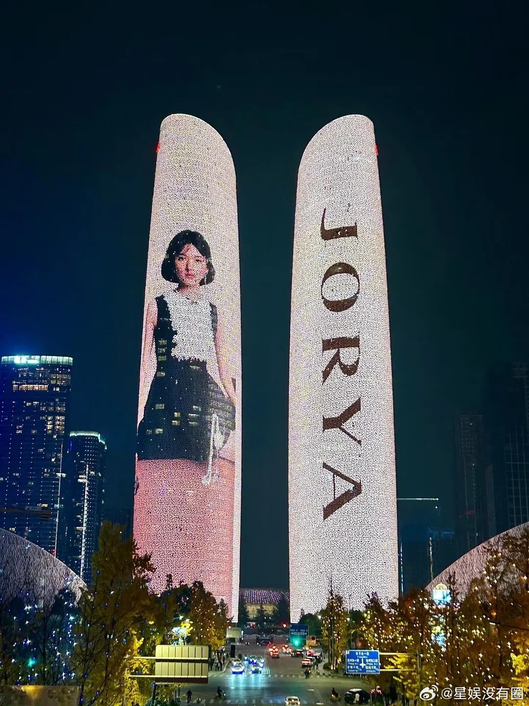 听说赵露思即将解锁五登成都220m双子塔网友辣评，她们说的新生代🥩都快陨落了。