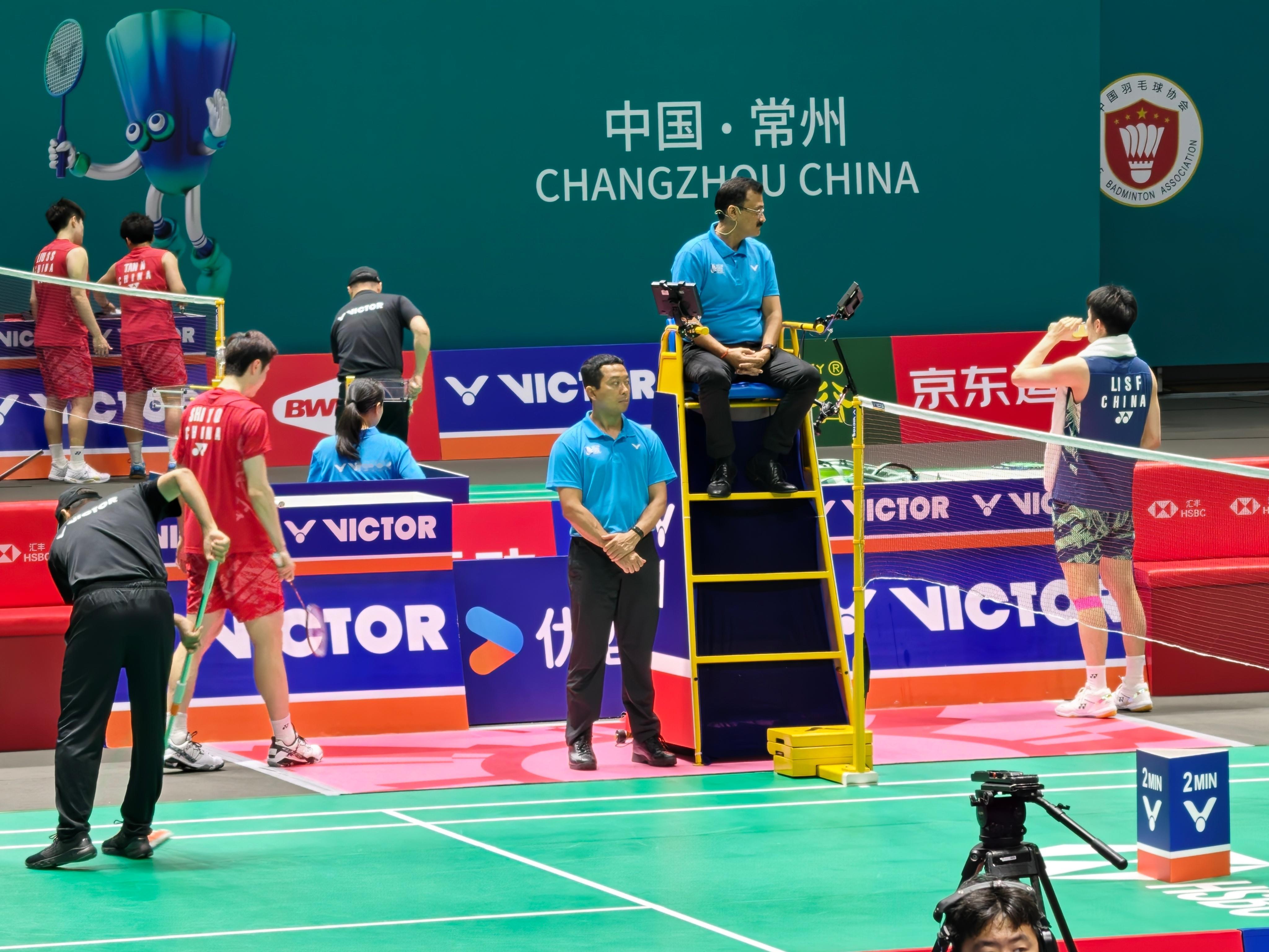 李诗沣🇨🇳 21-15、15-21 🇨🇳石宇奇决胜局！李诗沣vs石宇奇 
