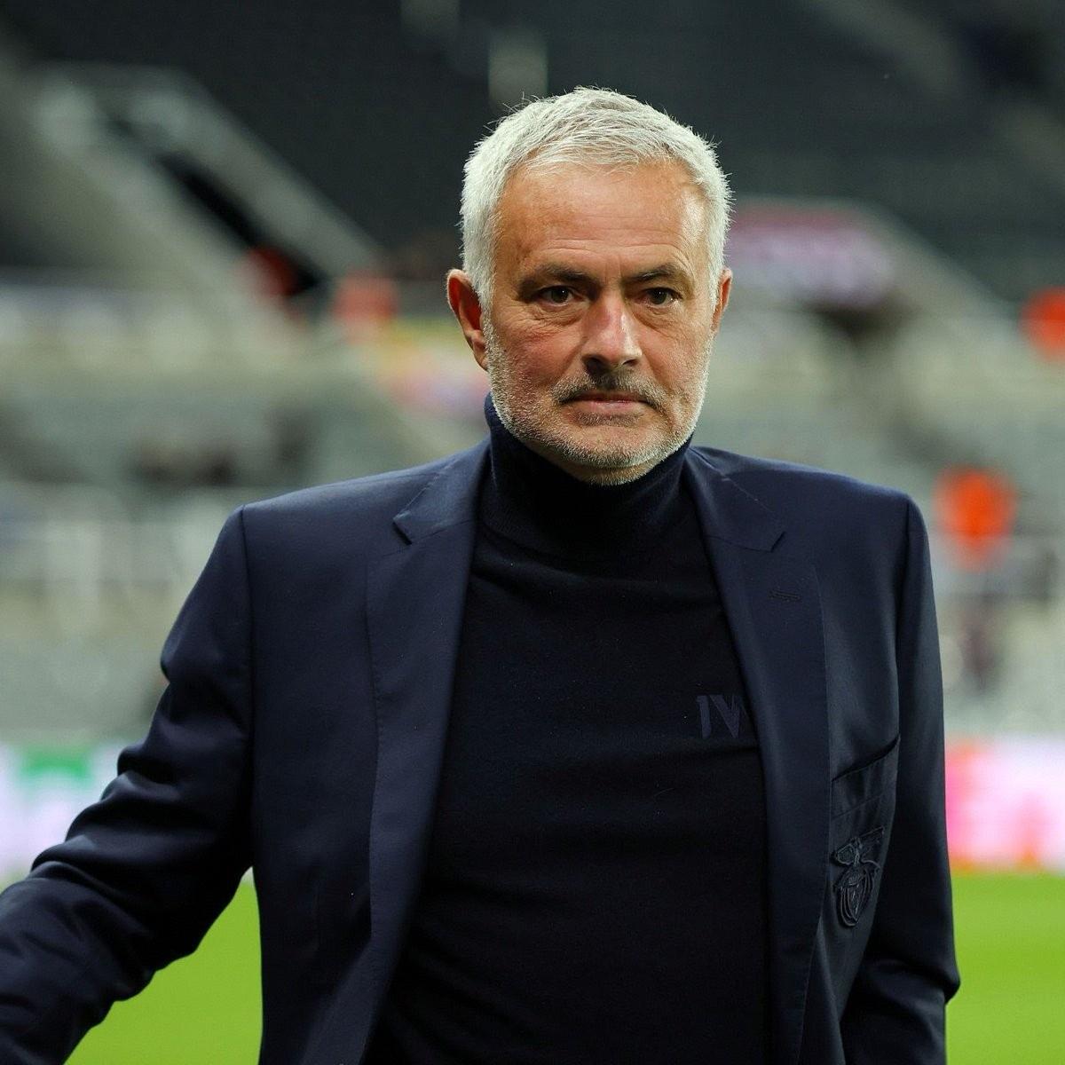 一场欧冠的“焦点”对决让穆里尼奥的发布会又多了很多看点！本赛季欧冠赛场两支四连败