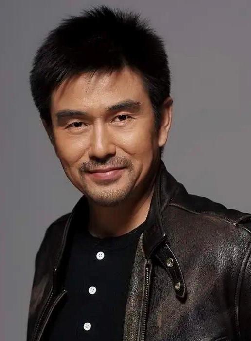 这位男演员出道 30 多年，默默演戏，从不参加综艺和拍摄广告，演技精湛，却没有大