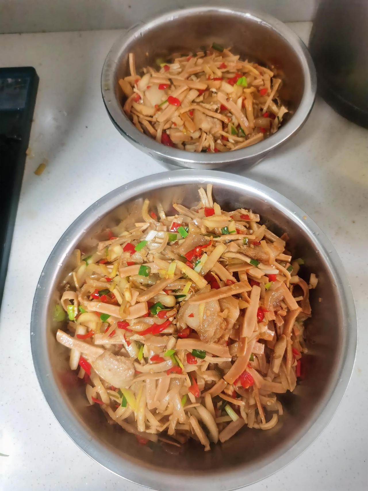 今日食堂家常菜谱：
酸萝卜炒鱿鱼丝
猪肉炒黄瓜
炒青菜。

失业一年后的躲躲藏藏