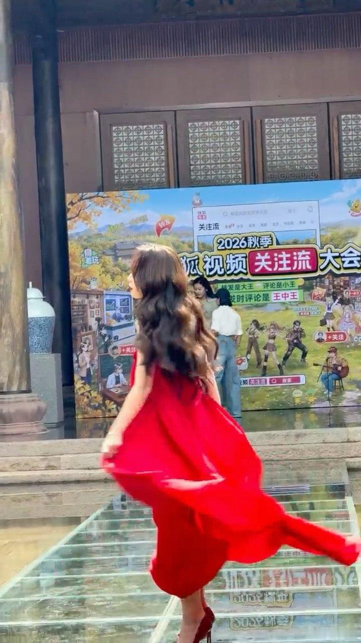 李梦转圈梦回长公主李梦绝美红裙亮相一袭红裙亮眼夺目，李梦转圈拍照，风情与故事感兼