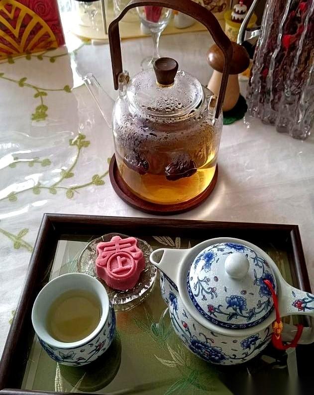 听来一个事儿。
一个朋友出轨，她不想离，丈夫和公婆也劝她留下，一家人好好过。
她