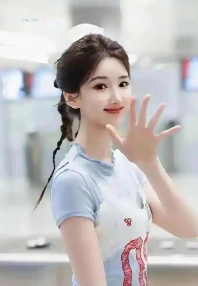 世界杯开幕夜，毛晓彤用一个“视觉锤”把全网目光钉在了自己身上 