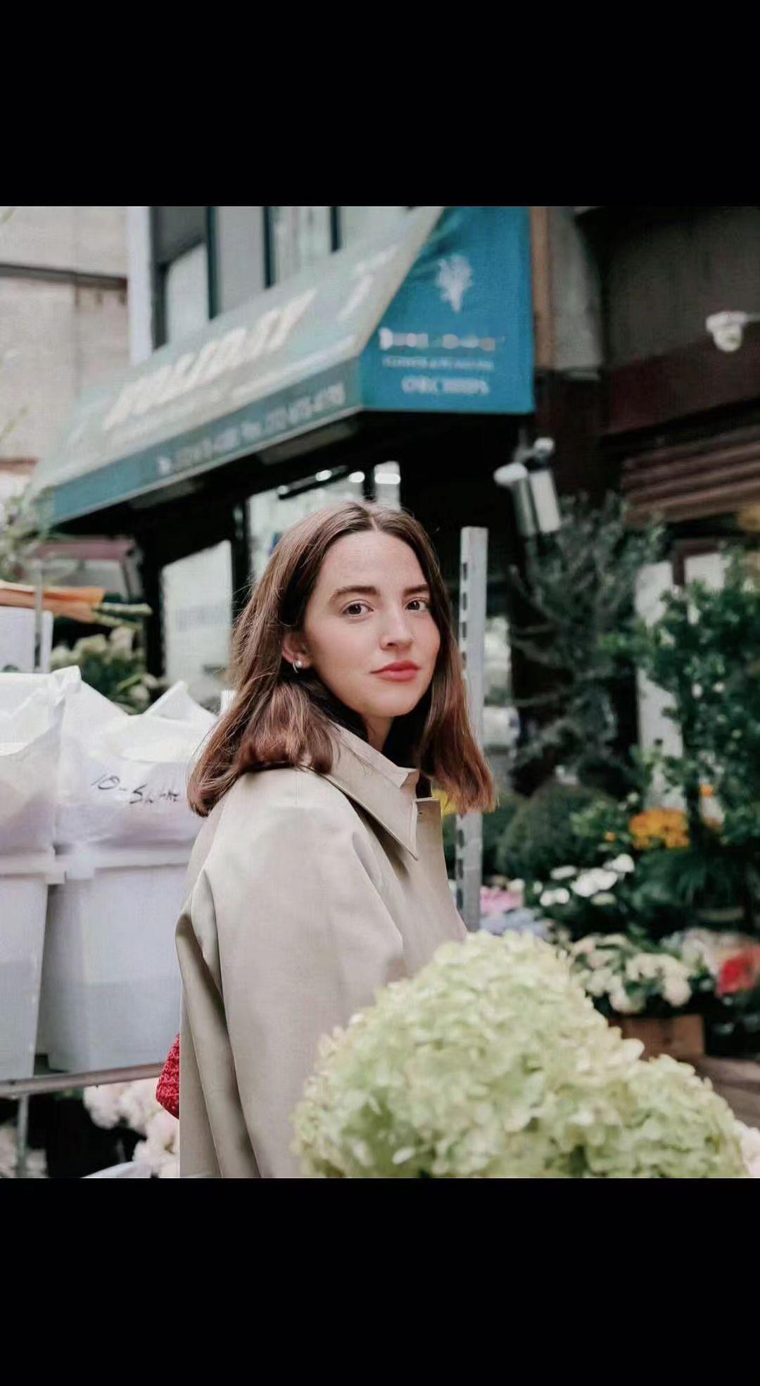 🌸街角花店藏着整个春天🌷，风衣与绣球撞出温柔序曲。日子该是这般，一半诗意一半