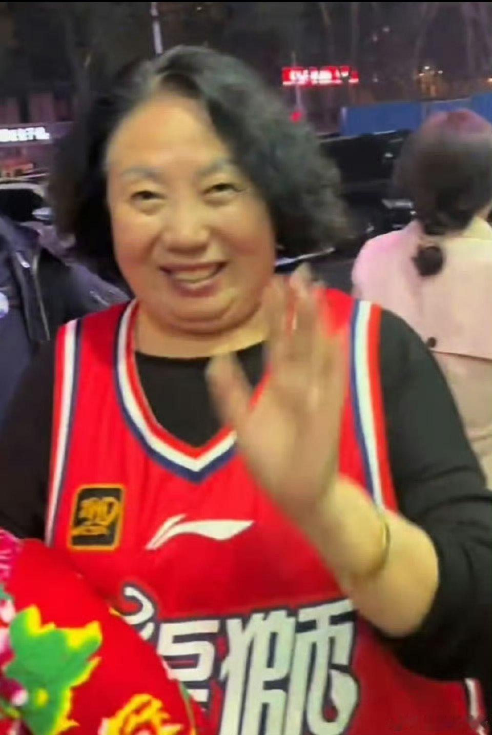 明晚辽篮主场，部分B粉会继续支持广州龙狮男篮，并为偶像请愿。请辽篮球迷保持心态，