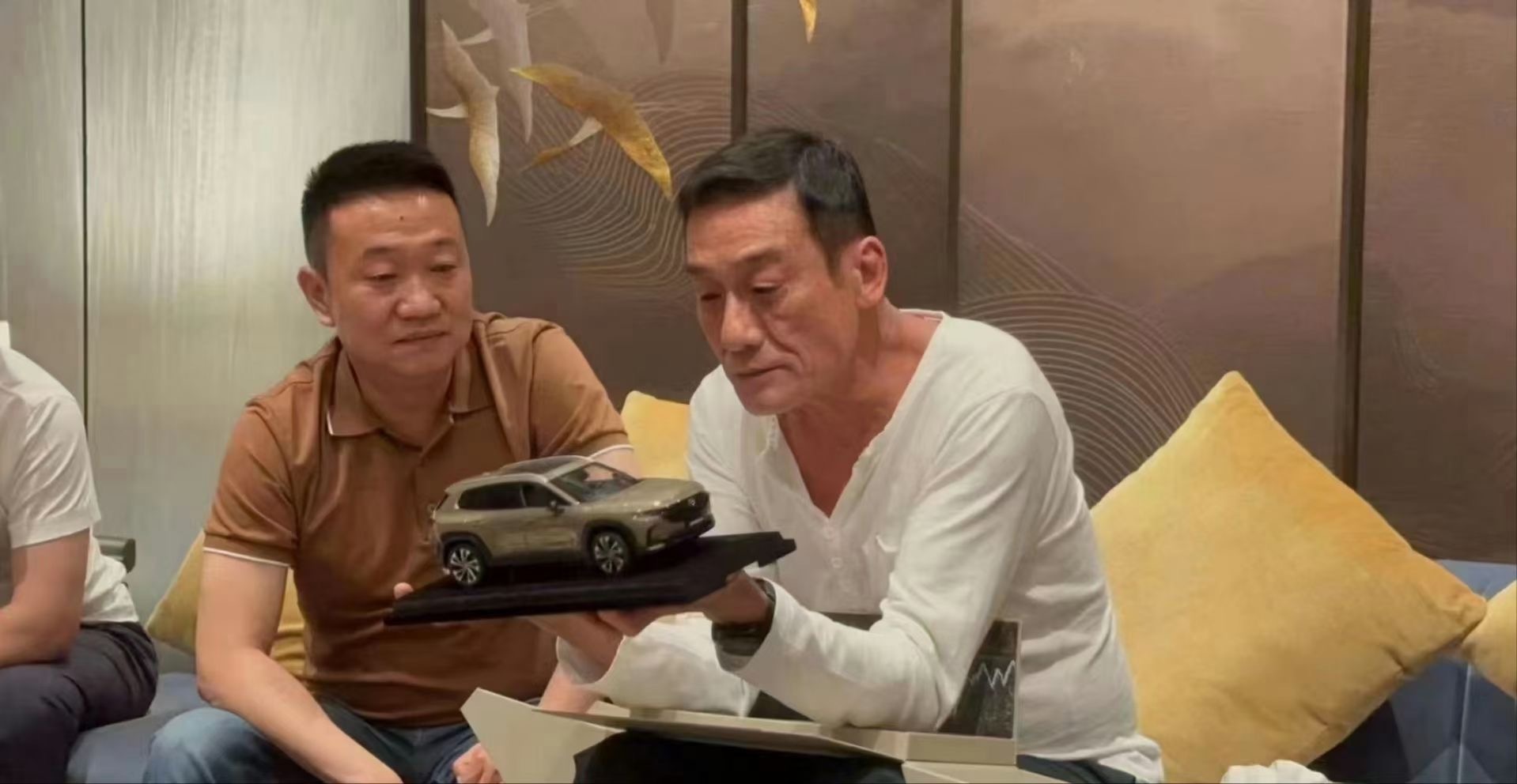 #梁家辉# ：我们坐的都是Benz、都是Rolls Royce，你坐马自达怪不得