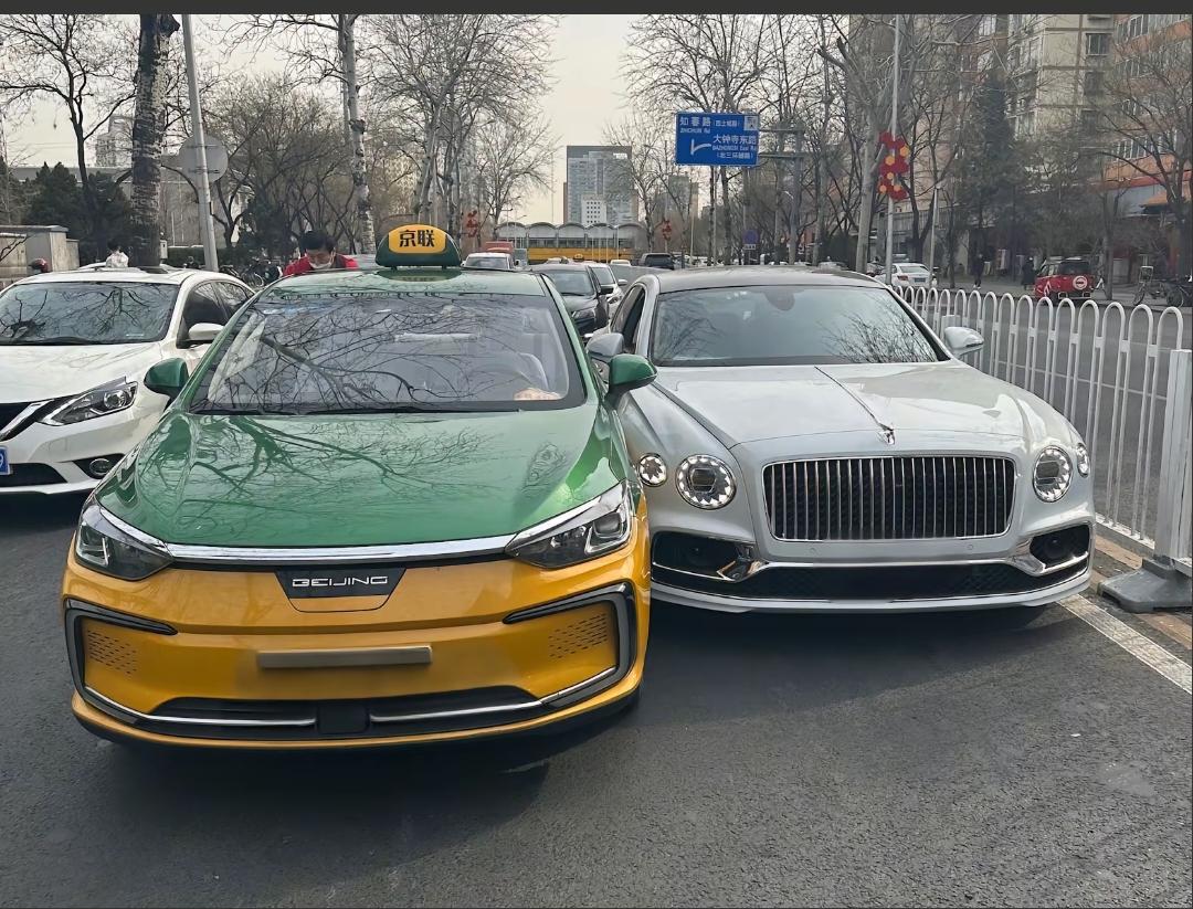 北京一辆出租车加塞宾利！

3月6日北京发生的一起普通的刮蹭，没有任何的意外是出