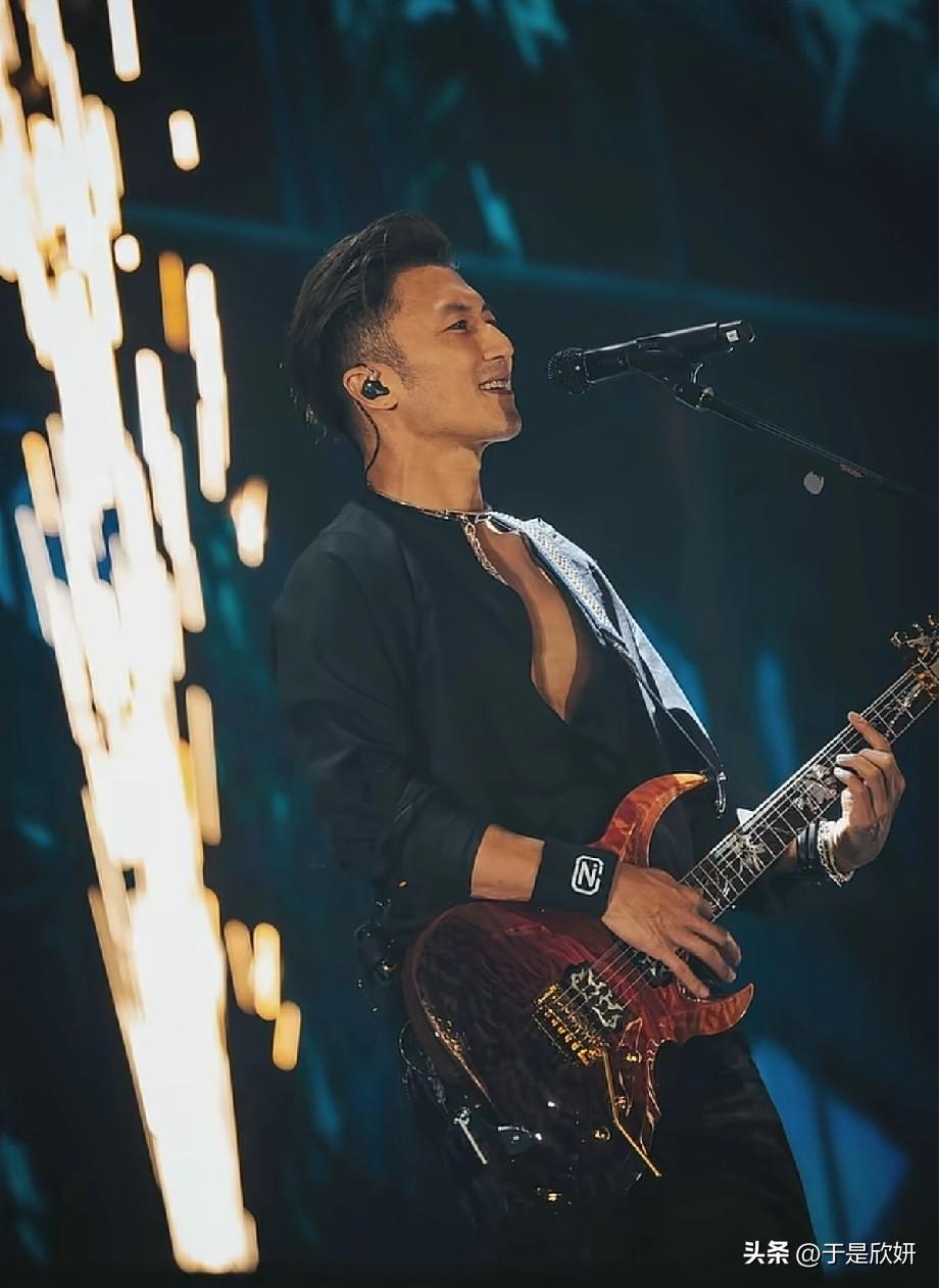 谁能想到，这是44岁的谢霆锋？
舞台上的他，开襟黑衫露出锁骨，抱着电吉他嘶吼，眼