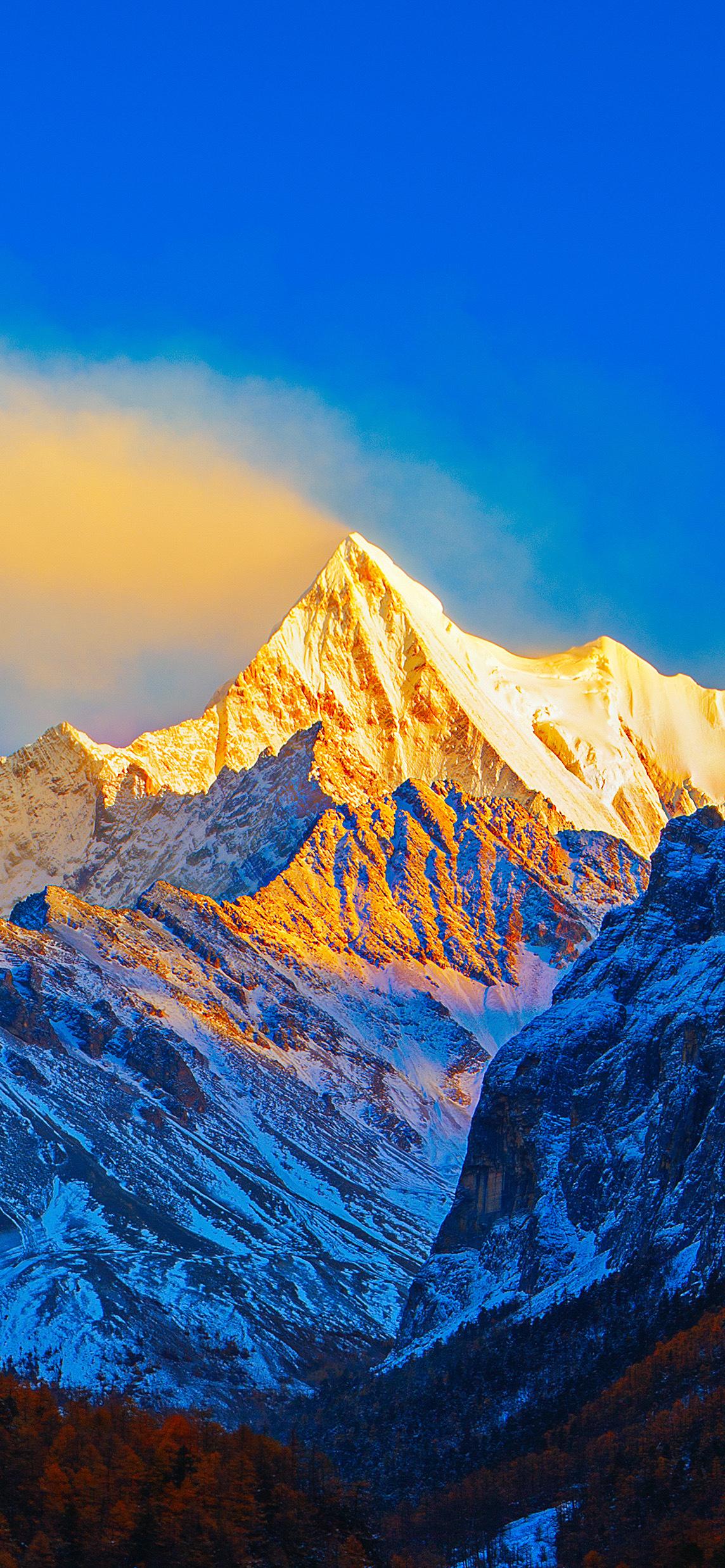 于喧嚣尘世中觅一方静谧，
让诗的韵脚在心底流淌，
引领灵魂奔赴远方。