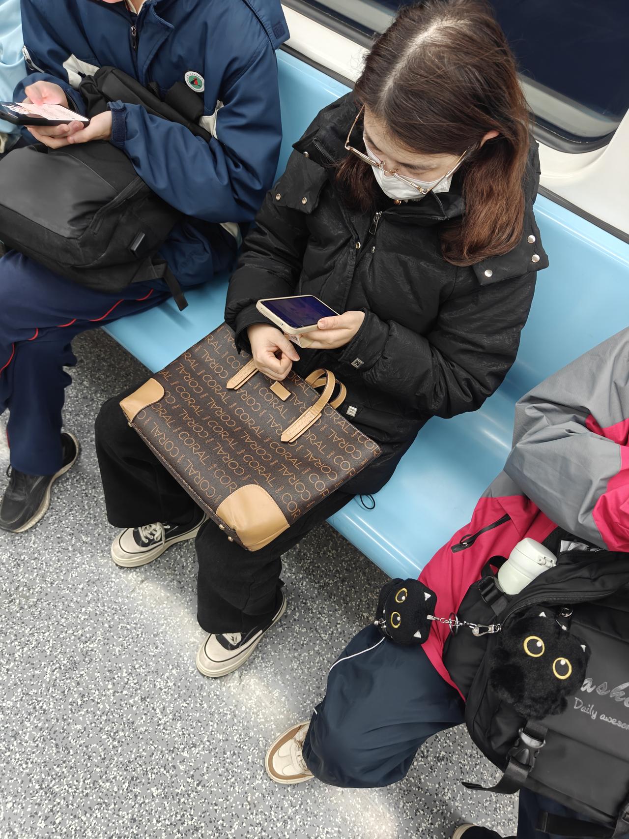 她怎么这样？早高峰的地铁，一个人坐当中[发怒]
事情是这样的，早高峰的地铁，大家