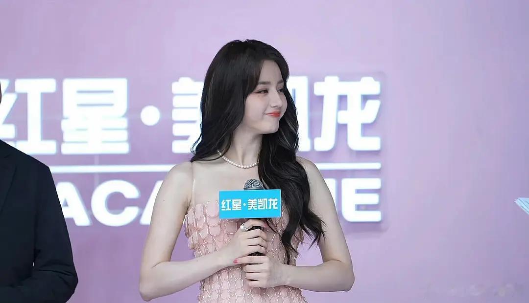 迪丽热巴咋肿成这样了啊。。。