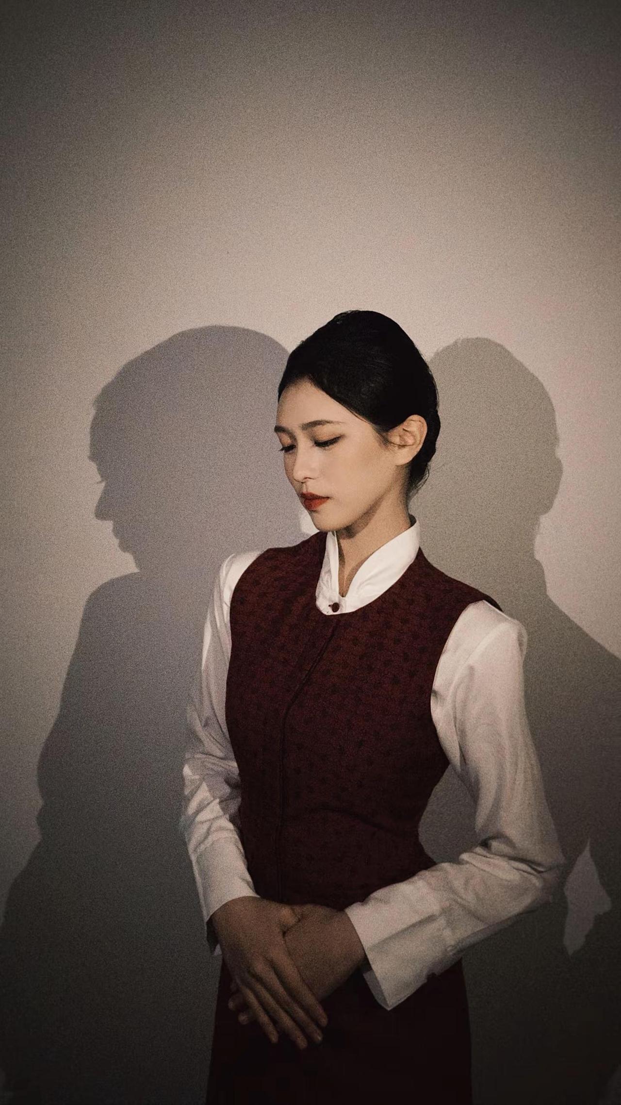 黑发红唇。新时代青年的责任与担当