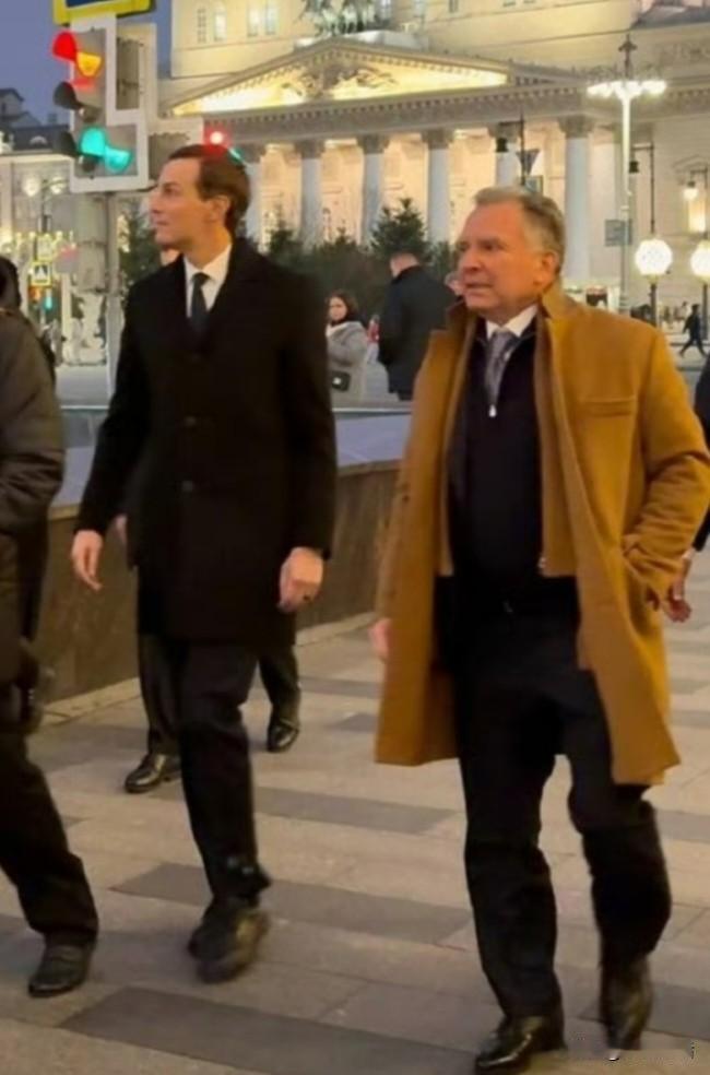 陪同美国总统特使史威特科夫的库什纳有啥“过人之处”吗？
首先，他是美国现任总统特