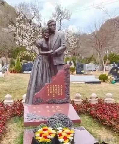 活着就立双墓！李谷一与萧卓能的爱情，藏在九公山的墨兰里
 
这是李谷一老师和她丈