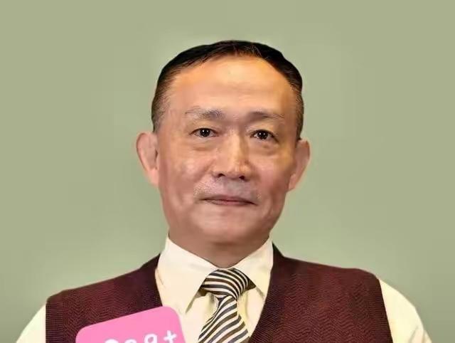 卢麒元老师有一个非常重要的观点：如果一个国家的核心决策者的家属、资产都在国外，这