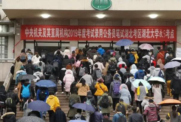 转行？创业？都是理论上可行的路。但中年人的容错率太低，一次失败可能意味着家庭财务