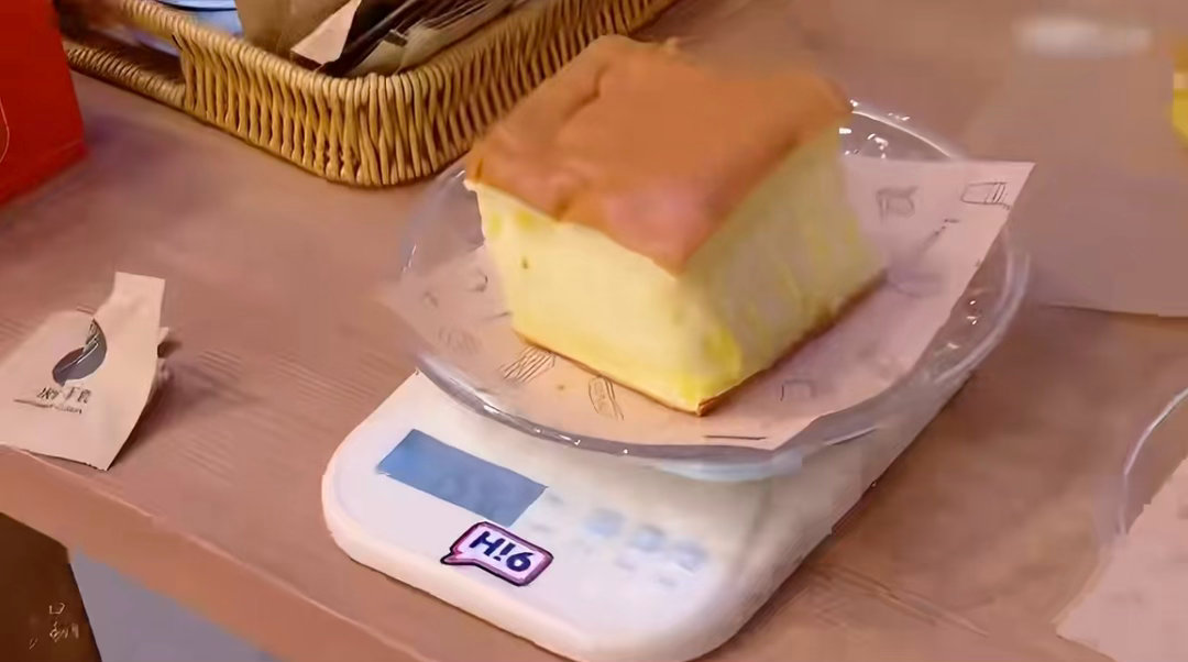 檀健次这是黑秤何炅说檀健次的帅气让我有点晕你好星期六好六名场面笑翻！檀健次切蛋糕