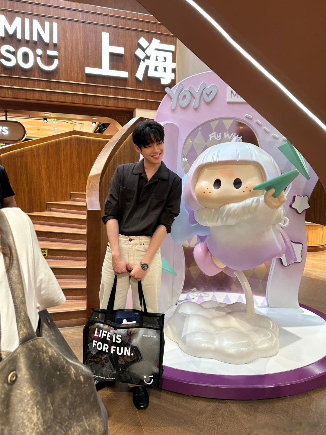 金允植现身上海金允植来到MINISO解锁好物，拿到YOYO兔子之后笑意藏不住，递