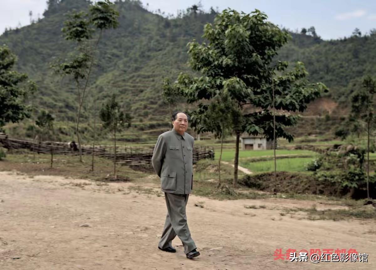 昂首挺胸，大踏步向前走！