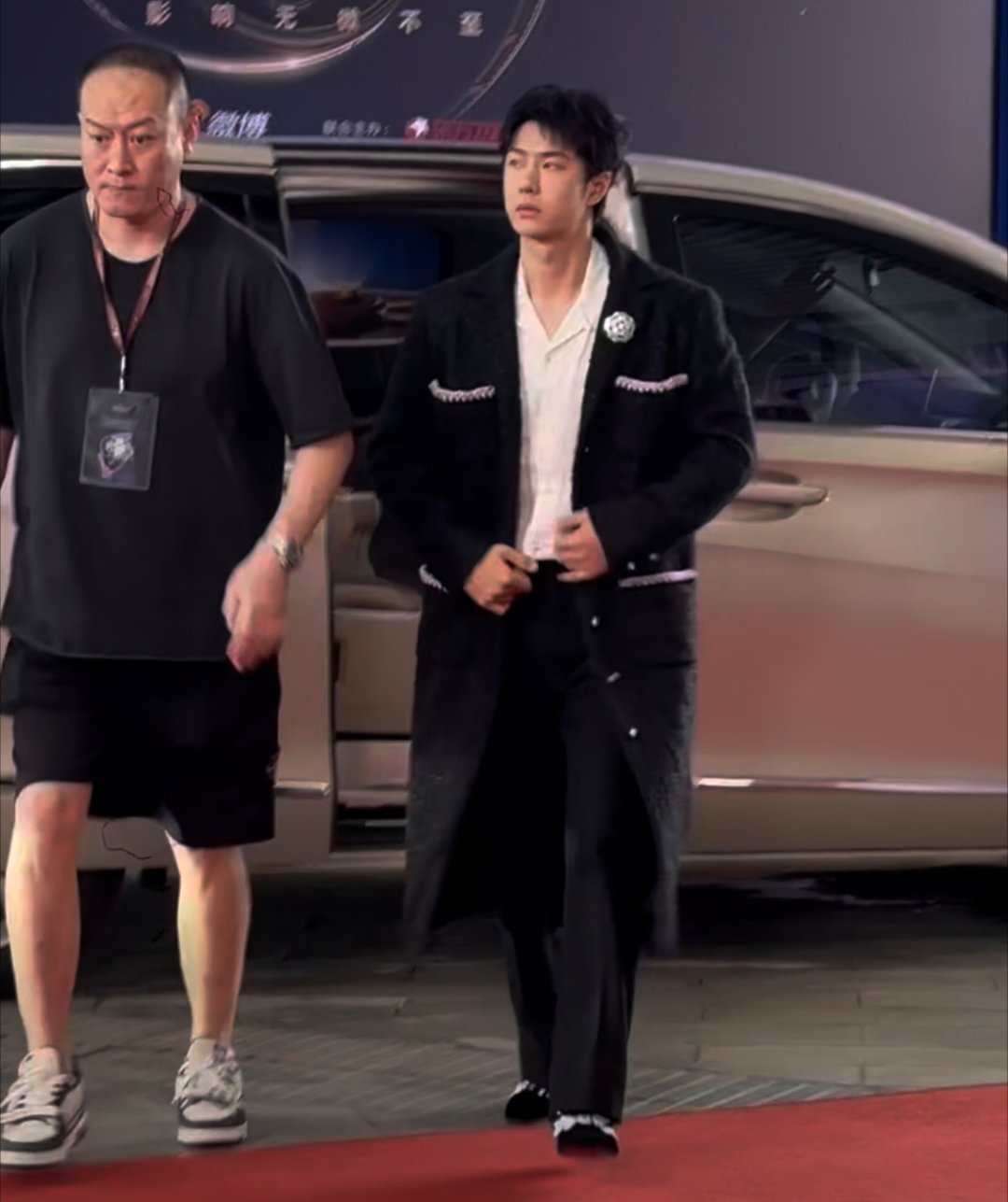 #王一博穿大衣不热吗# 王一博真的不热吗[笑cry] ​​​