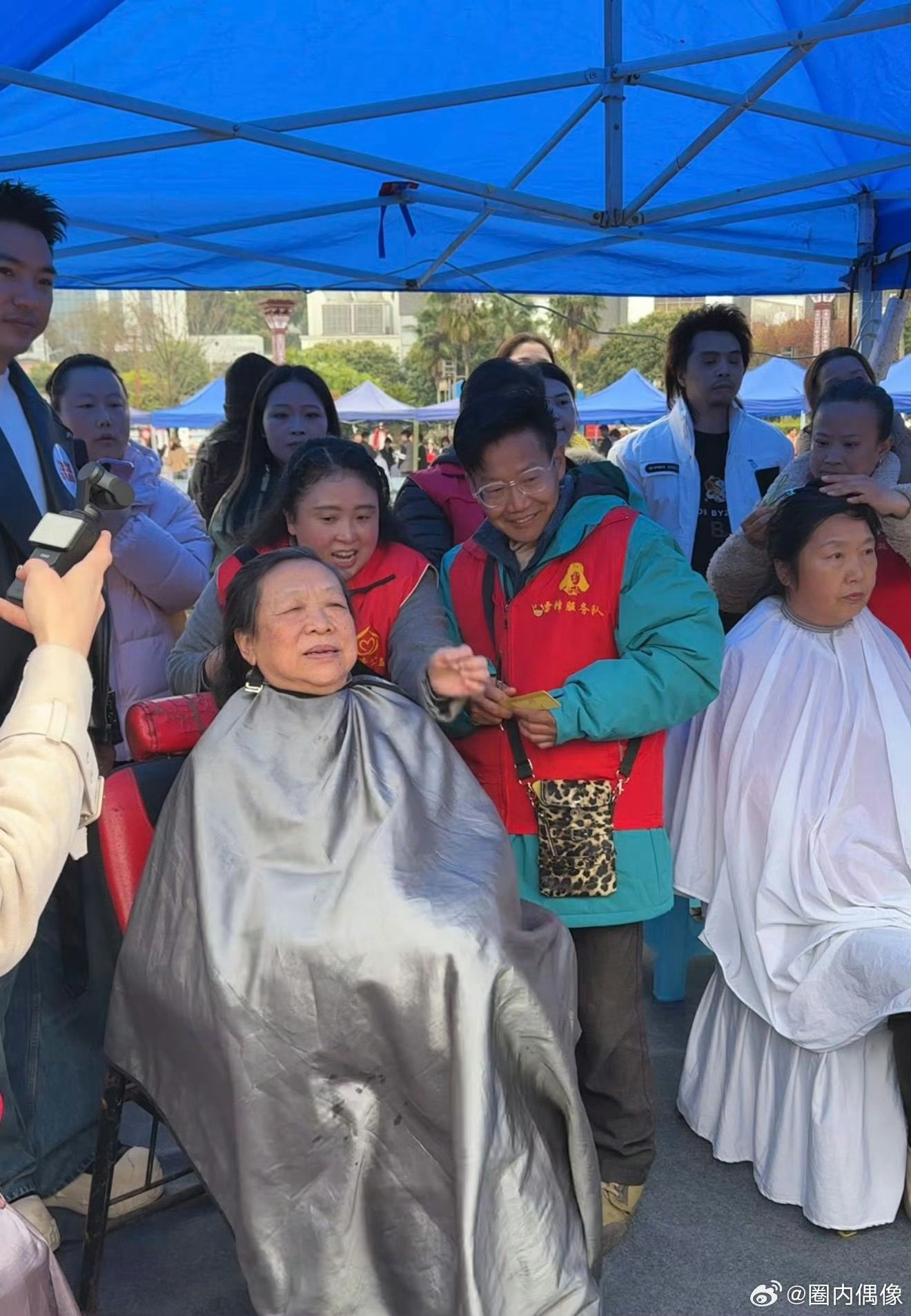 吴克群二月二召集100位理发师义剪 二月二，用剪刀传递爱！吴克群被46年义剪打动