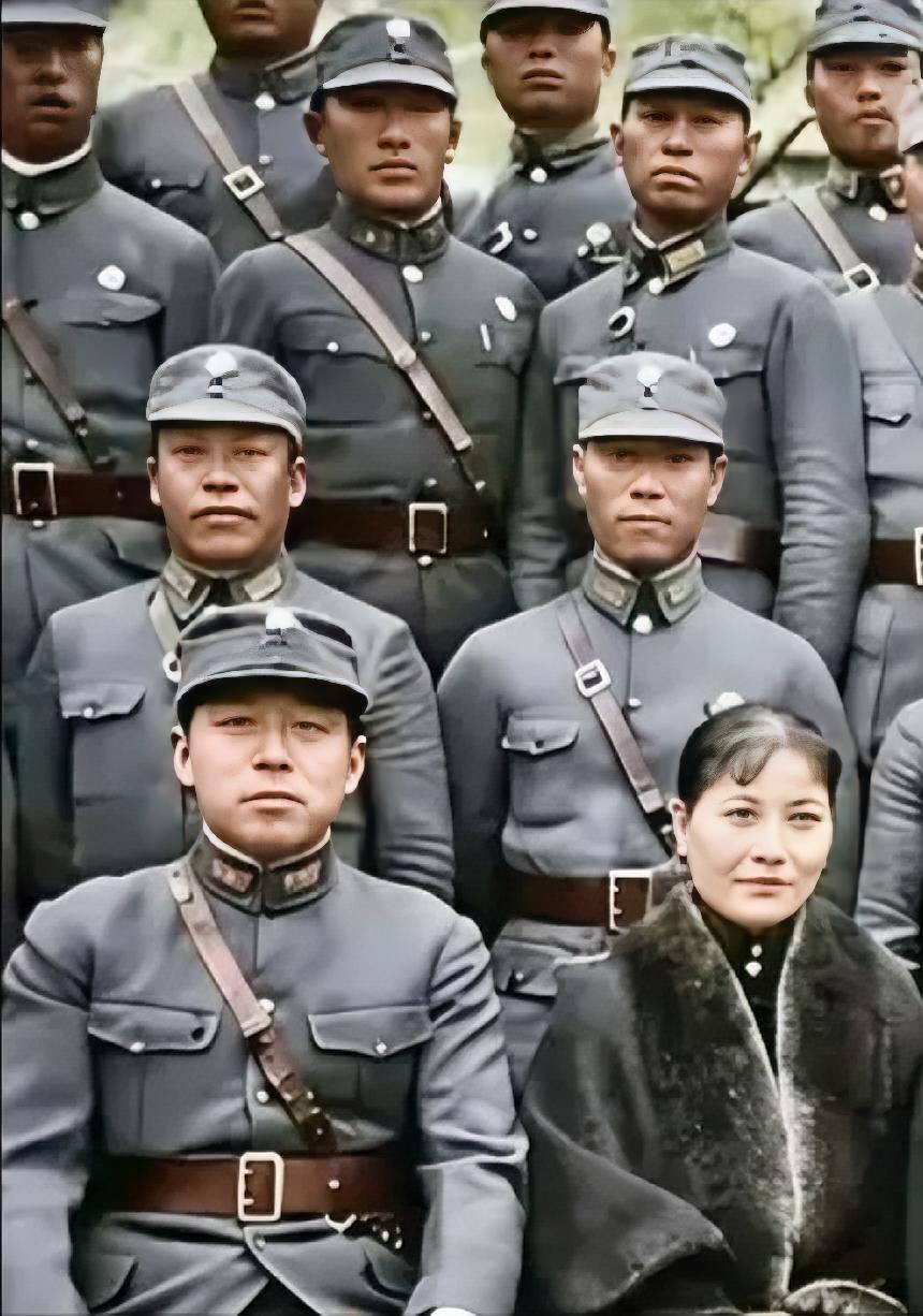 张学良初次见宋美龄面，便被她优雅的气质所吸引，称赞她“惊为天人”。
在宋美龄眼中