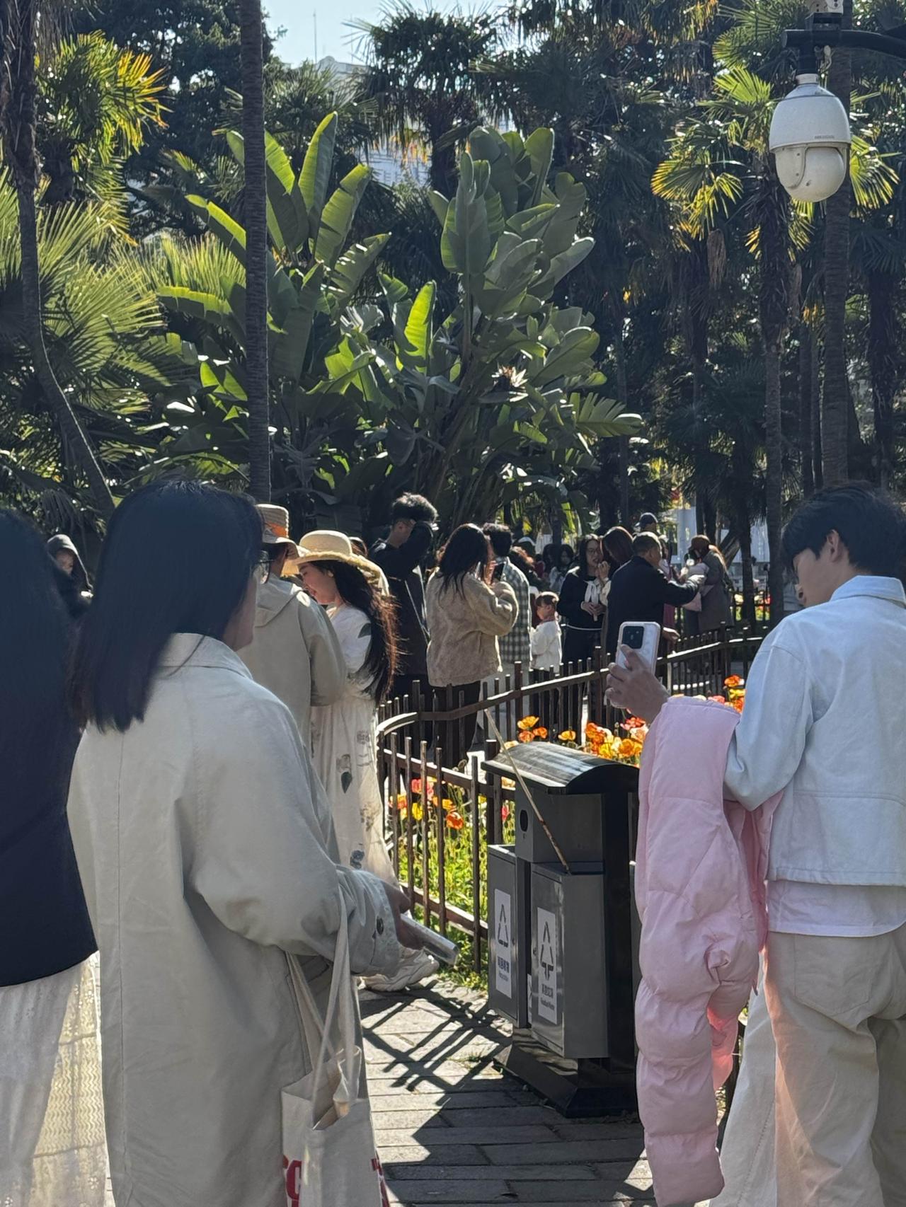 如何和女人相处？

和女人相处确实有点门道。

女人是感性的，需求多样，要让女人