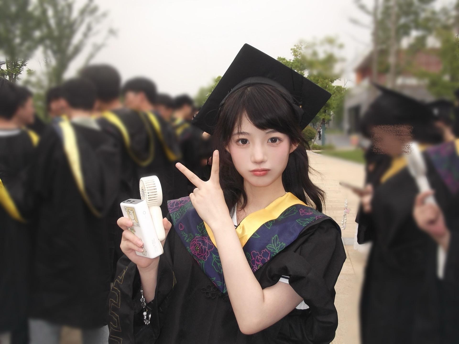 毕业快乐🎓。我们以后都好好的
