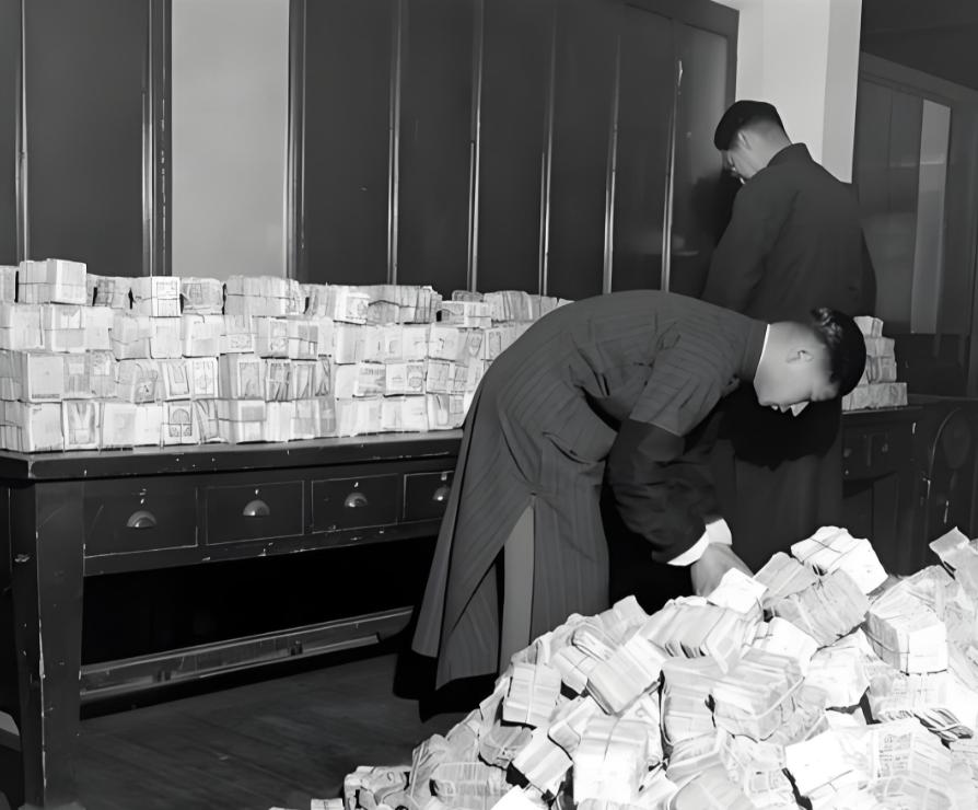 1分钟印1600万钞票！宋子文抛6成黄金救市，反被老蒋3万亿坑惨了、

1947