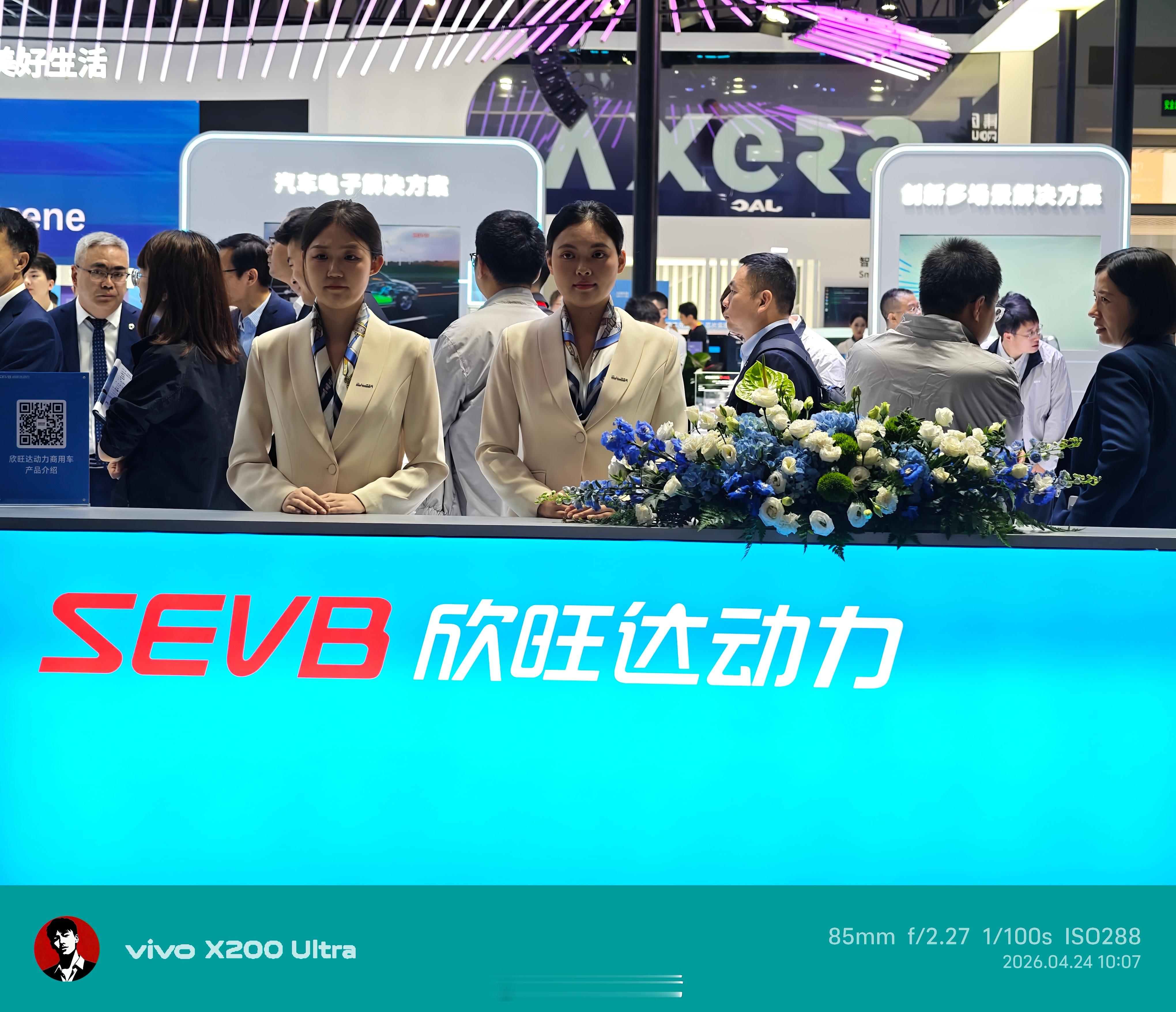 欣旺达在北京展会的展现出来的实力是不容小觑的，整个展台人一直超级多，欣星驰超充2