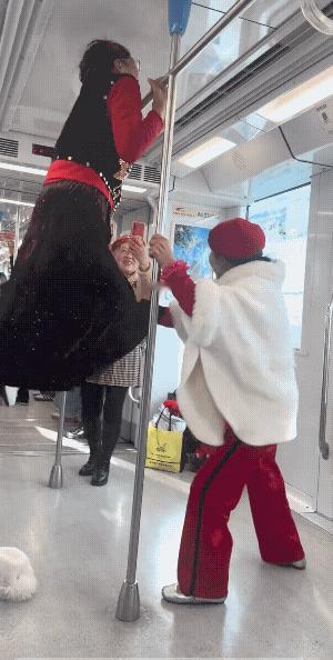 起初看时，还认为是在健身房里的，再仔细看，是在行驶的地铁上。
这精力不是一般的旺