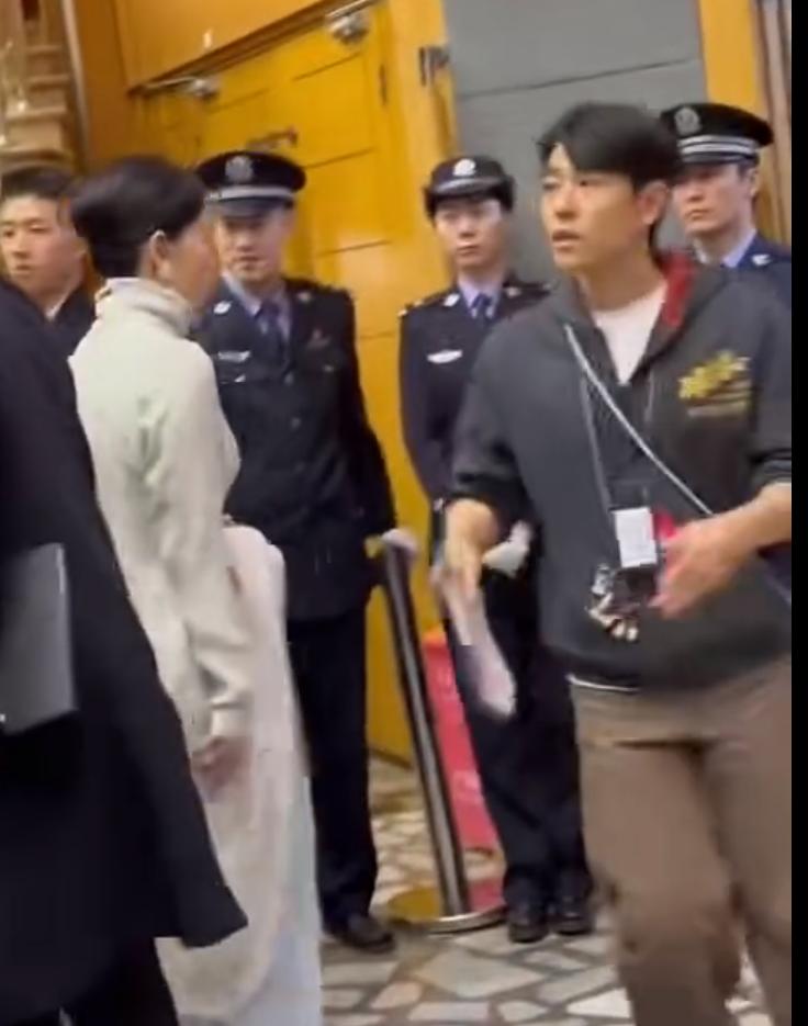 传了整整这么久，各种小道消息满天飞，终于！王菲真的现身 2026 年春晚备播录制