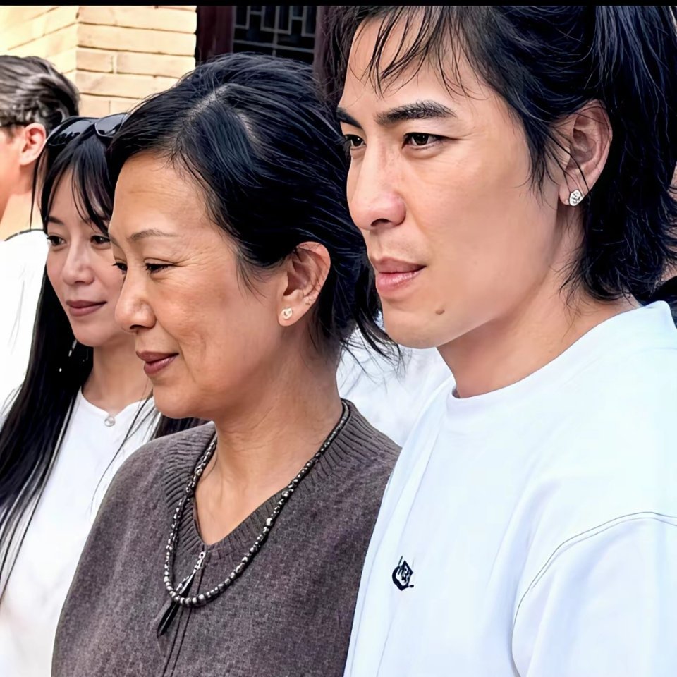 萧敬腾和53岁妻子林有惠一起出席活动，14岁年龄差逐渐显现，当年那个气场强大的经