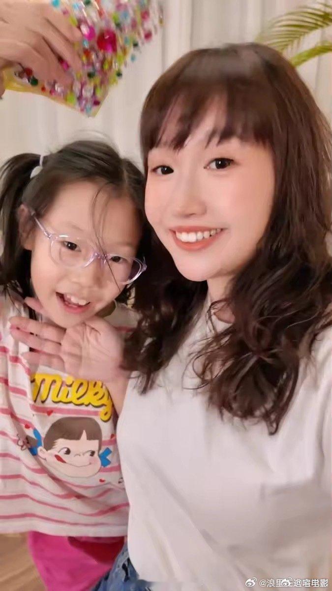 李行亮父女共同一张脸 麦琳晒出和女儿的日常，我一看，好家伙，李行亮这基因简直是 