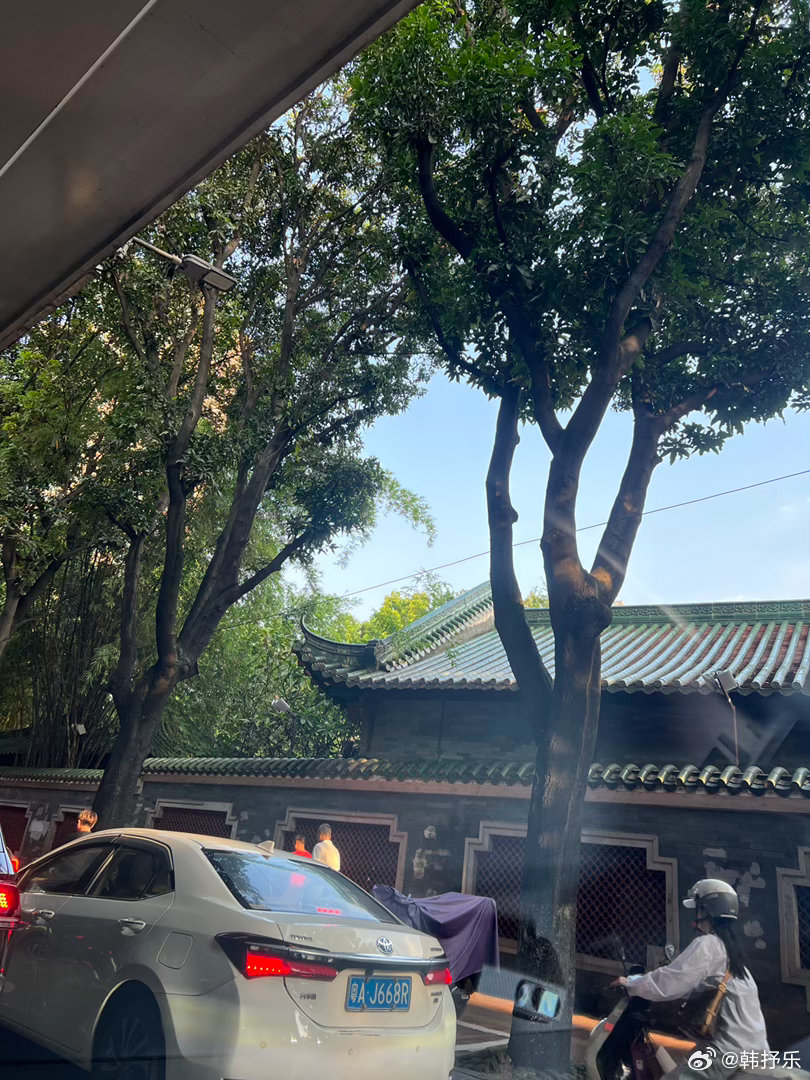 我很少来老城区。怕堵车堵在里面。要耗掉个把小时的时光。很羡慕本地的老广们，骑着自