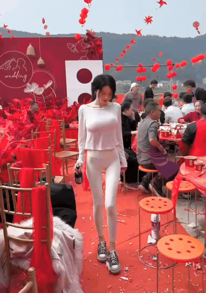 最近辽宁的一场婚宴上
一名女子穿鲨鱼裤让很多人眼前一亮
三月天别人基本上都是棉服