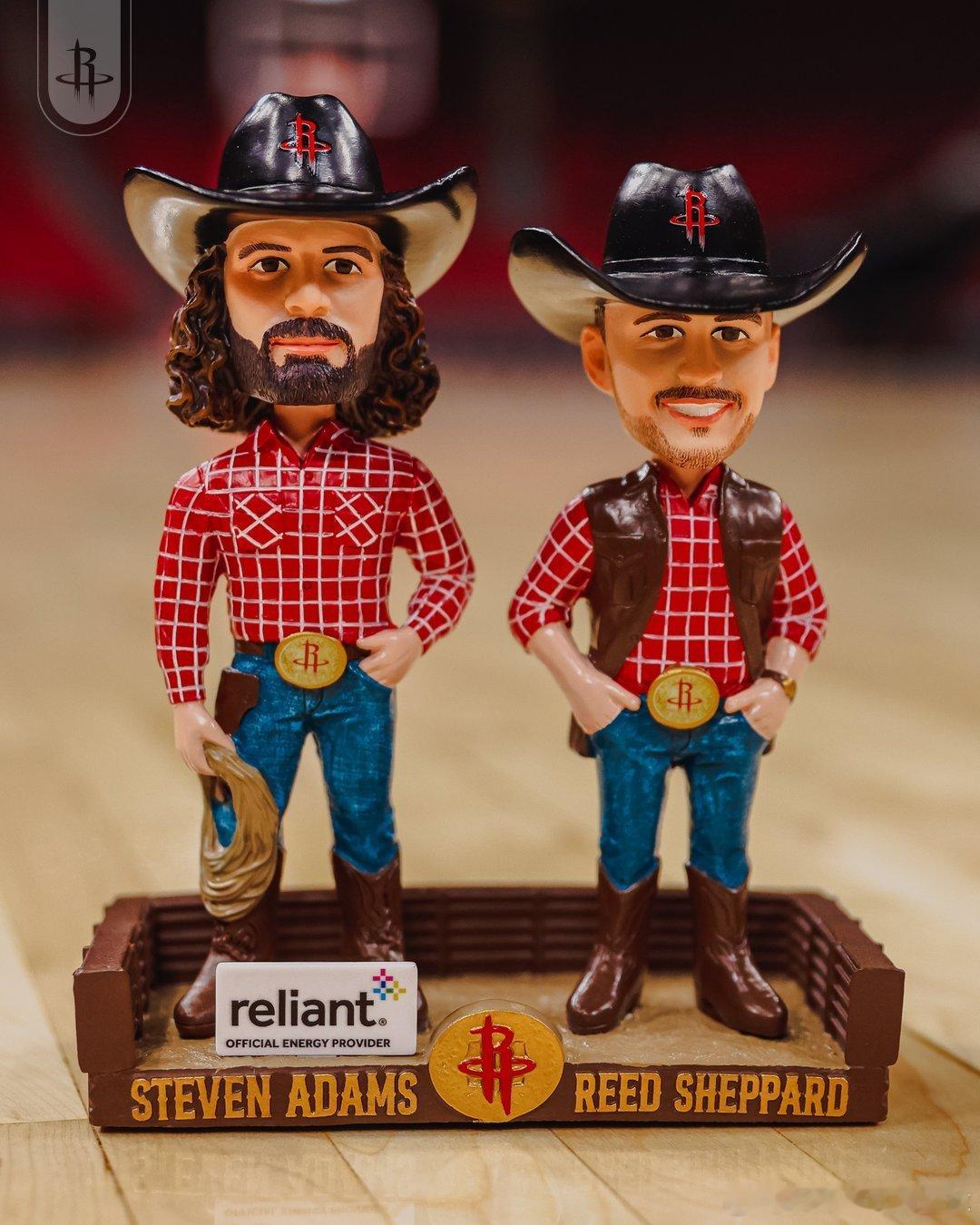 今天是休斯顿的牛仔之夜🤠今天比赛前3,000名入场球迷将获赠史蒂文·亚当斯与里