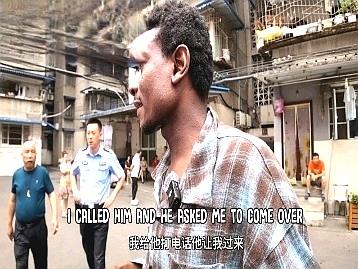 一黑人博主在中国老旧小区租房时遭到拒绝，一个男人还叫来警察抓他，老黑抱怨这是歧视