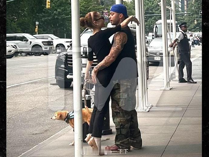 A妹和男友街头亲吻 Ariana Grande 和男友 Ricky Alvare