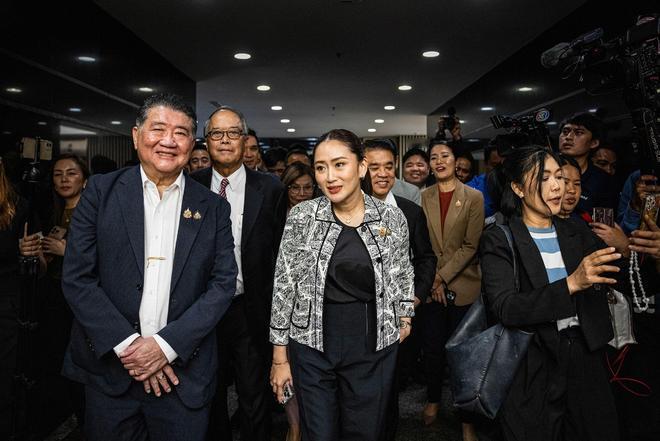现在又出了新情况——泰国前总理佩通坦，也就是那位被宪法法院停职的女总理，最近在曼