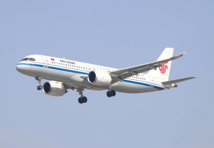 美国这一刀捅的可真够狠！一刀直插C919命脉，中国引以为傲的商飞C919客机，交