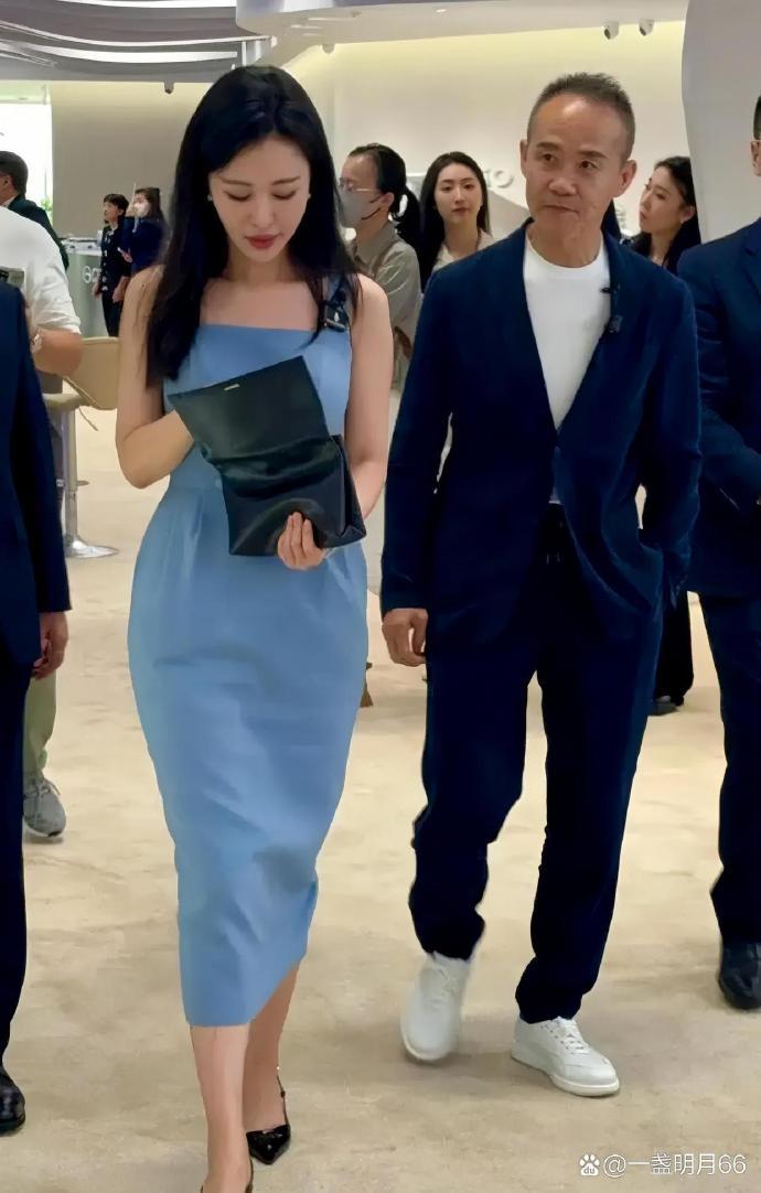 身体很诚实，总感觉老王走路慢他老婆半拍，田朴珺才44岁，而他已经74岁了。这是夫