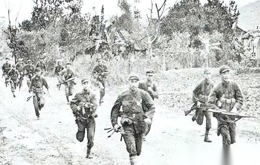 一名越军，能在潮湿狭窄的岩洞里，不吃不喝，趴三天三夜。
就为了等一个机会。
这是