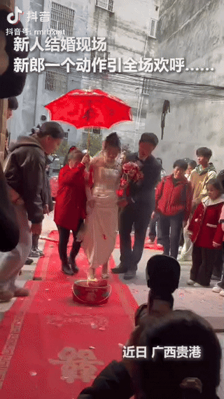 “本可及格，偏拿满分！” 近日，广西一位新娘跨火盆时，由于穿着长礼服，不敢跨过去