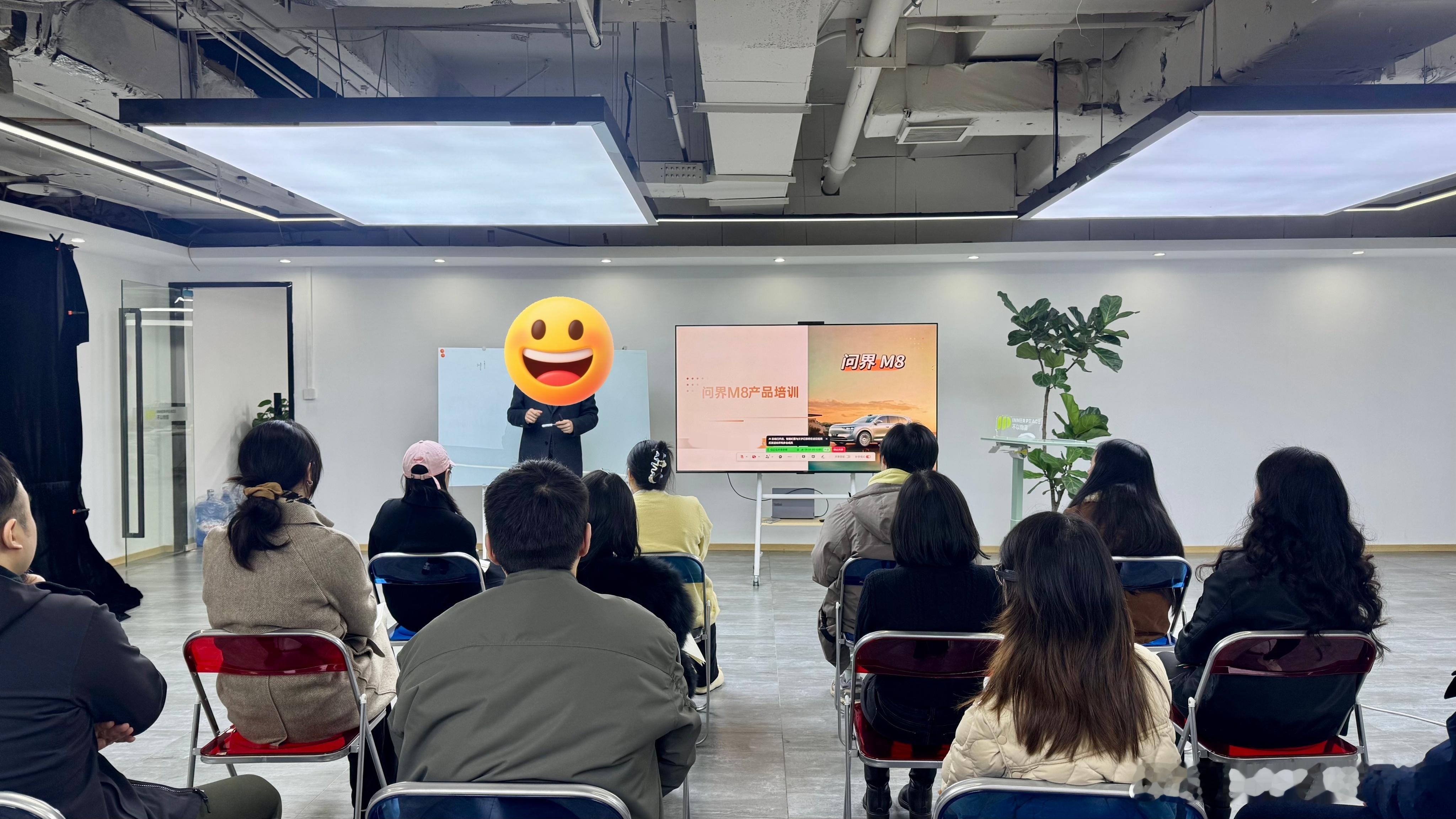 上课！今天的老师蛮可爱，第一句话“我讲普通话吧…”然后就是重庆普通话，亲切～ 