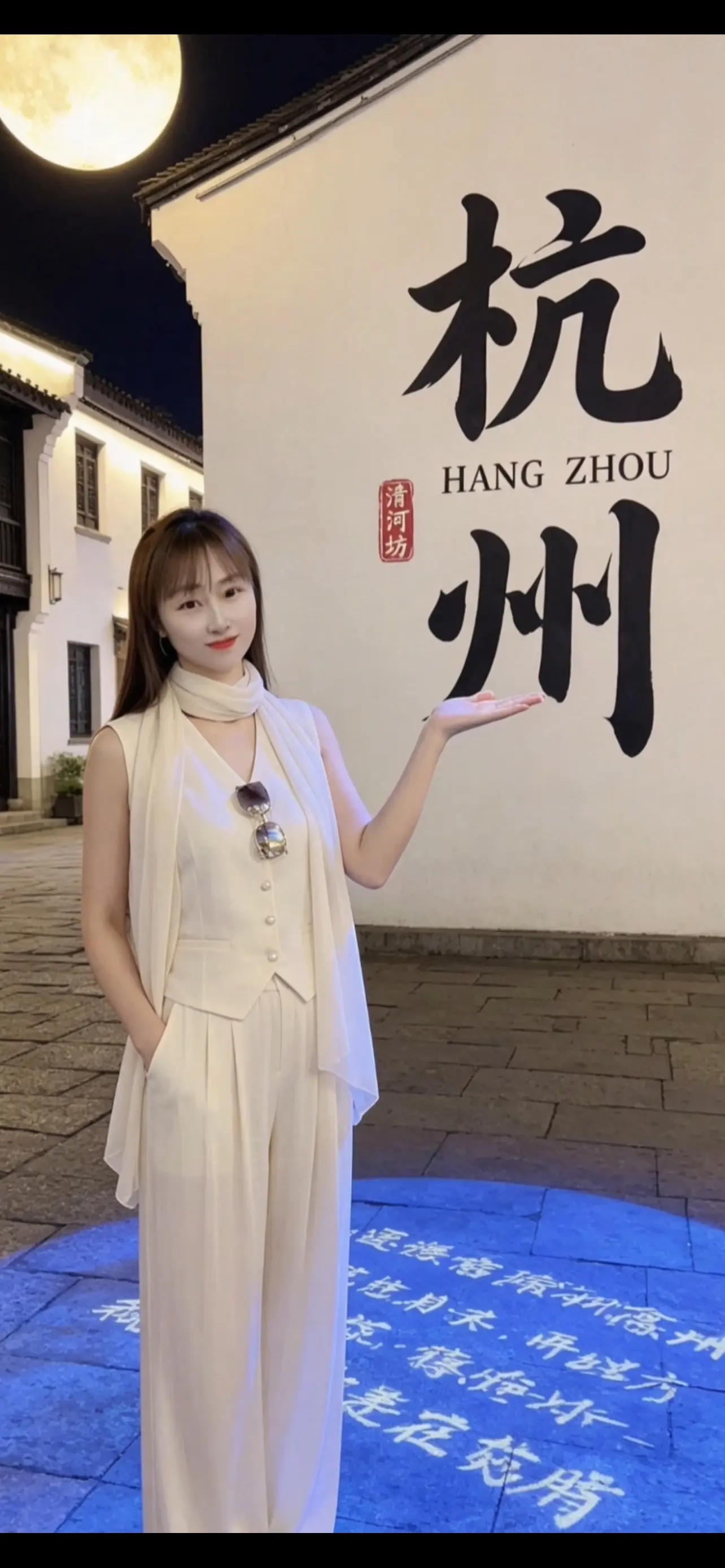 再热的天气也阻挡不了拍照的快乐，，替你们看过雷锋塔了，白蛇没见到，看见一堆土