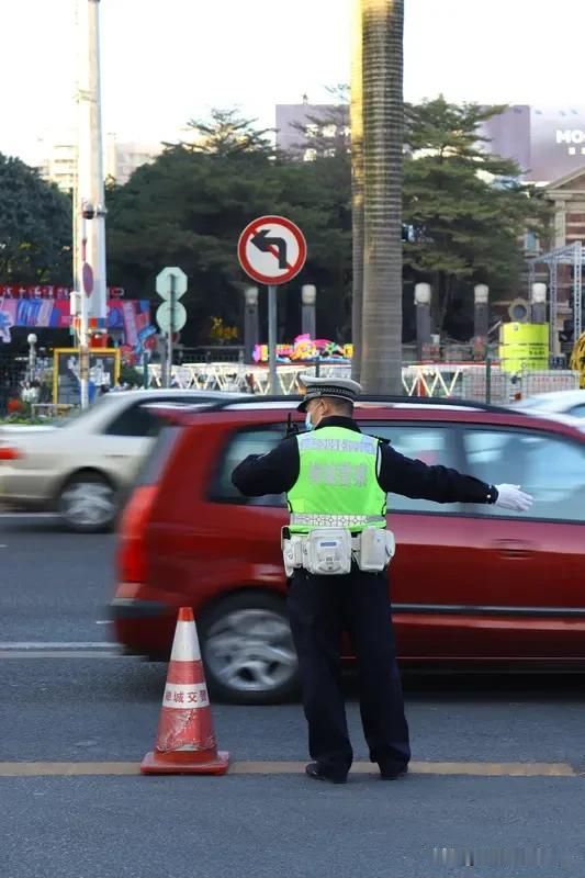 陌生同事晕倒，我肯定会出手救援。就像深圳交警面对市民求助有呼秒应，咱在工作场合遇