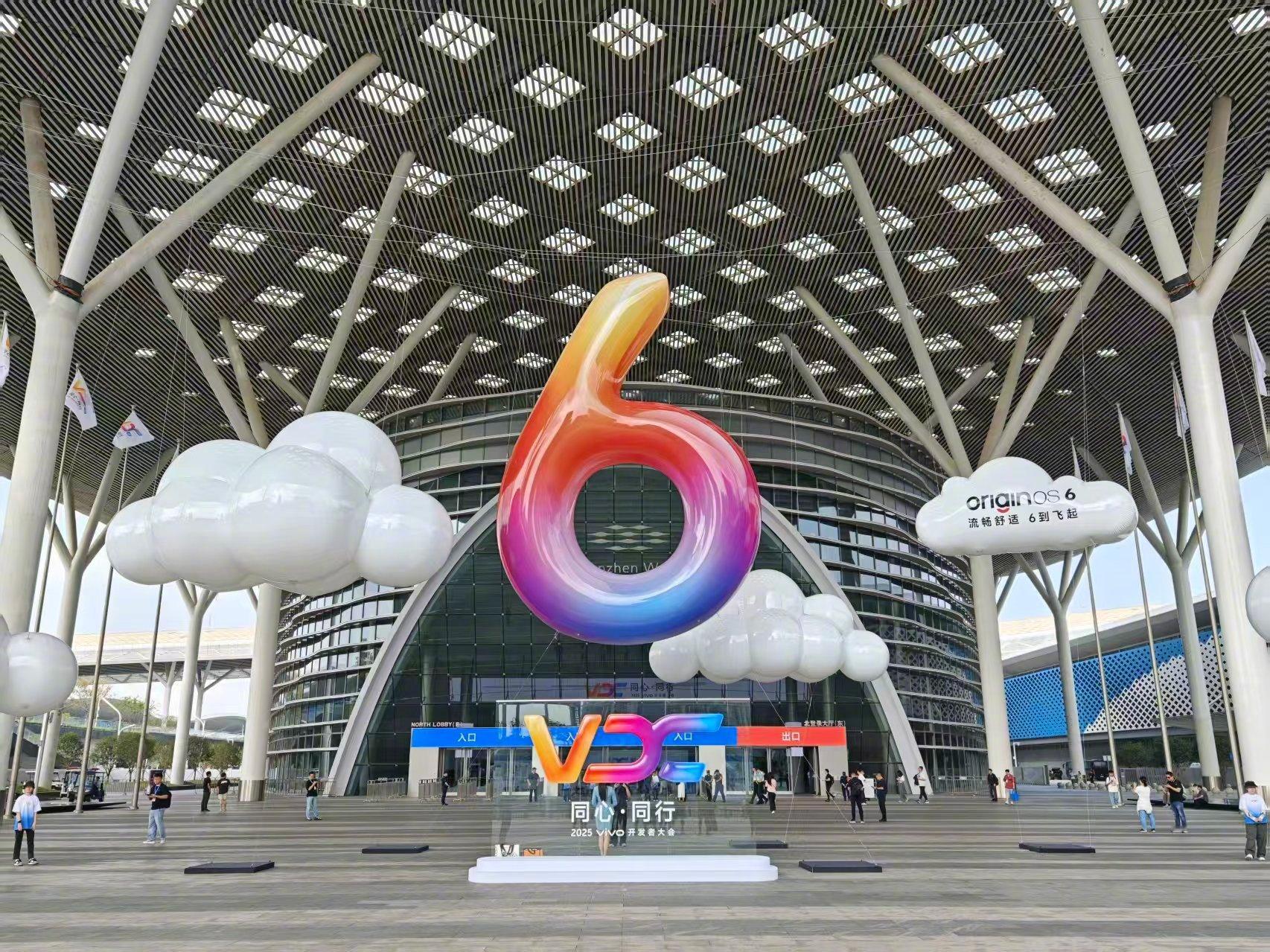 今天来到2025 vivo开发者大会，现场氛围拉满。每年这个时候都像是在见证蓝厂